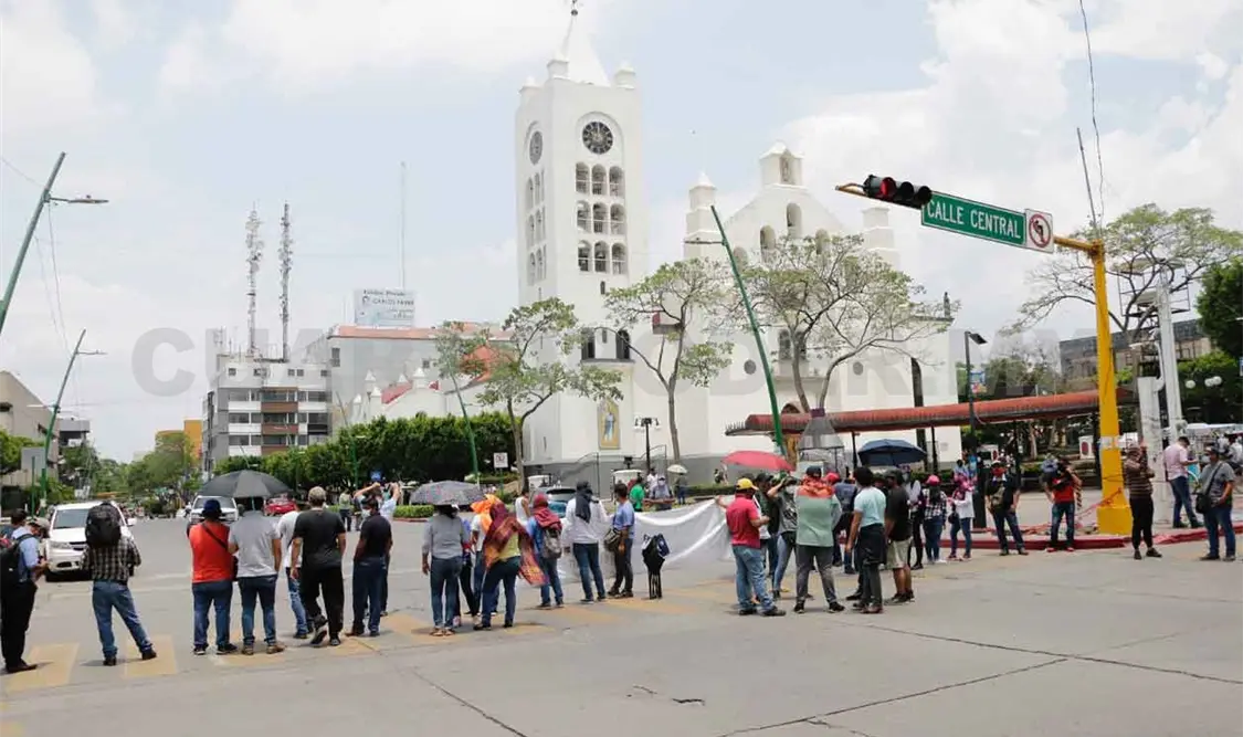 Protestan por falta de pagos