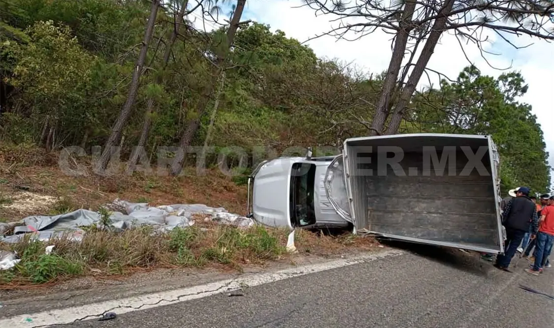 Veloz conductor pierde el control y sufre volcadura