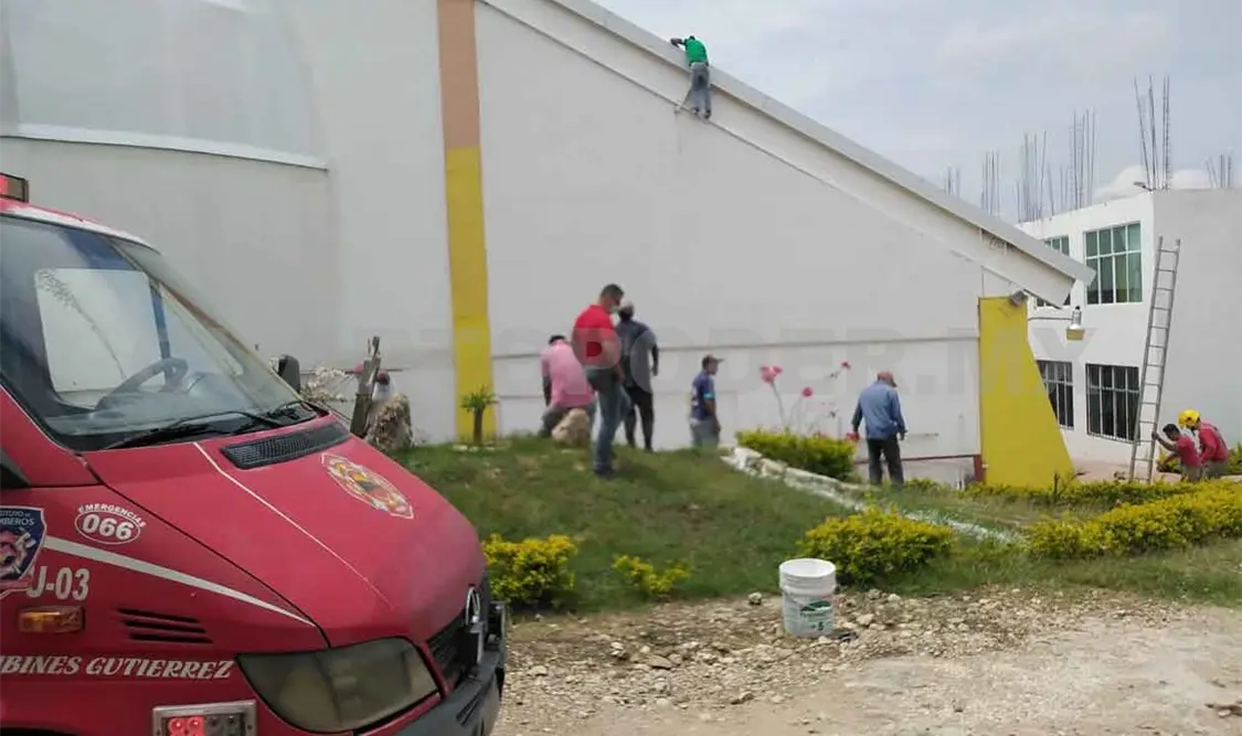 Pintor queda colgado al caer andamio en iglesia