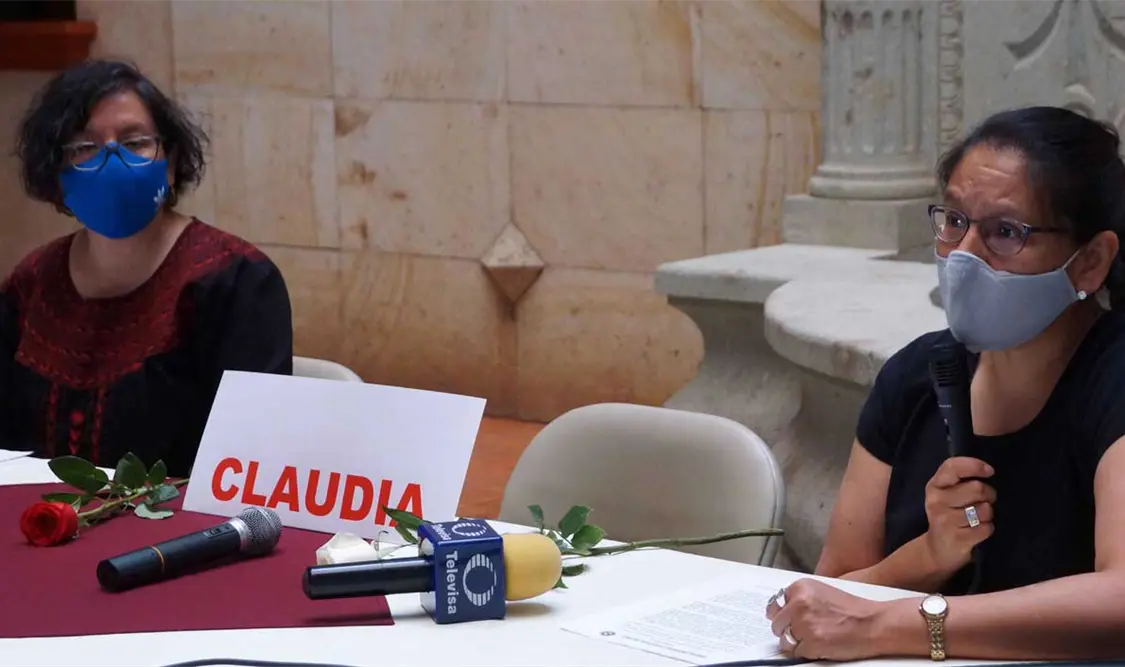 La familia de Claudia ofreció una conferencia de prensa en la que lució una silla vacía con el nombre de la activista. Twitter
