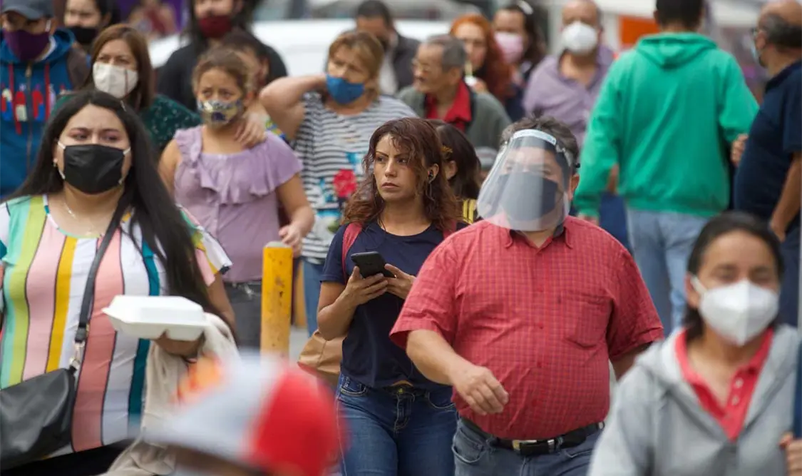 Tras el anuncio de la permanencia del semáforo amarillo en la Ciudad de México por la pandemia de covid-19, se observó que más personas han dejado de usar cubrebocas en la calle. El Universal