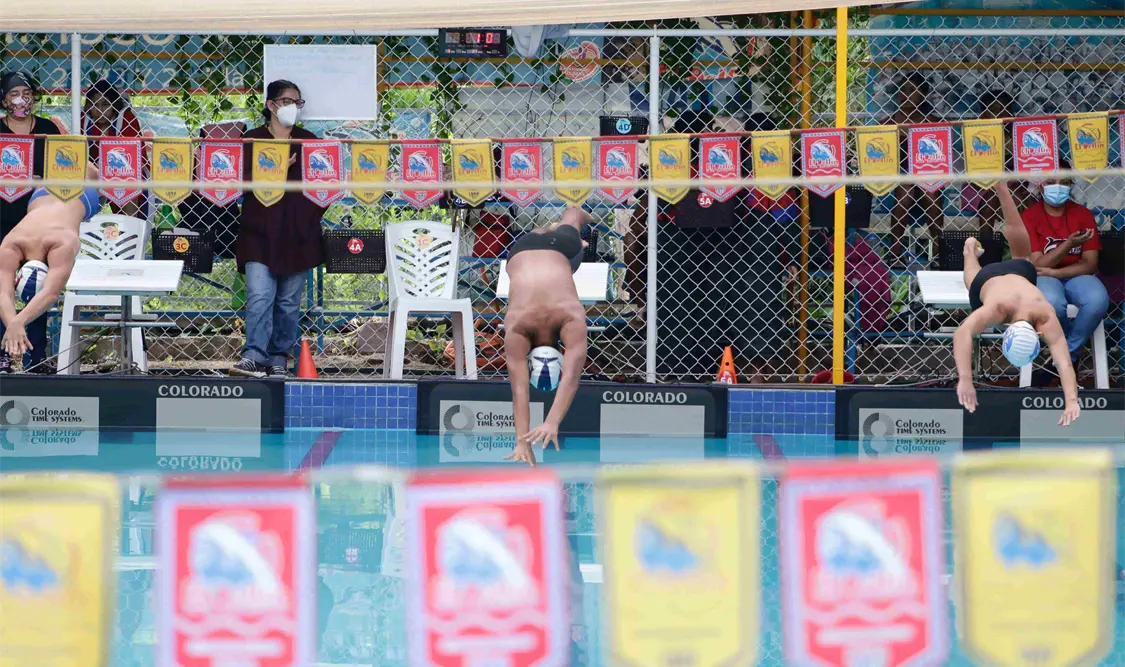 Con el objetivo de batir el cronómetro, medio centenar de nadadores de El Club Delfín de Chiapas saltaron a la alberca este fin de semana. Diego Pérez/CP