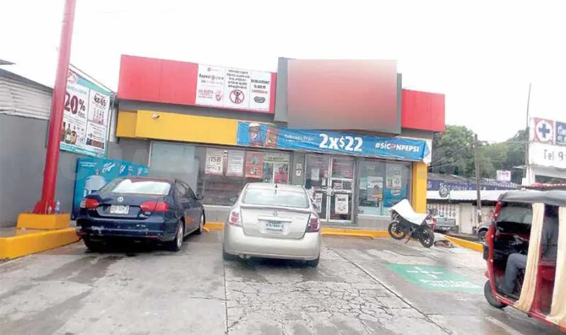 Cuando esperaba en la fila para hacer el depósito, llegó un desconocido y le arrebató su bolso donde llevaba el efectivo. Cortesía