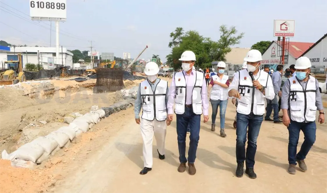 Supervisan construcción del paso a desnivel en Lib. Sur