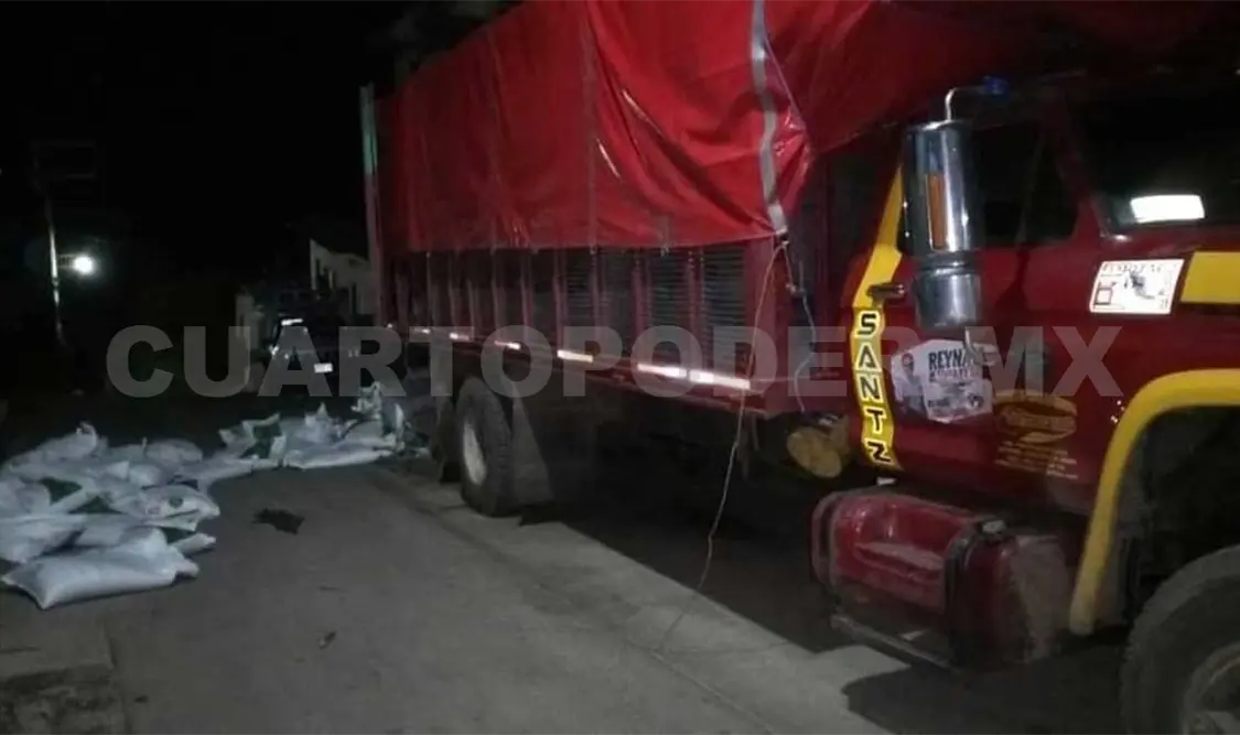 Pobladores interceptan camión de fertilizante