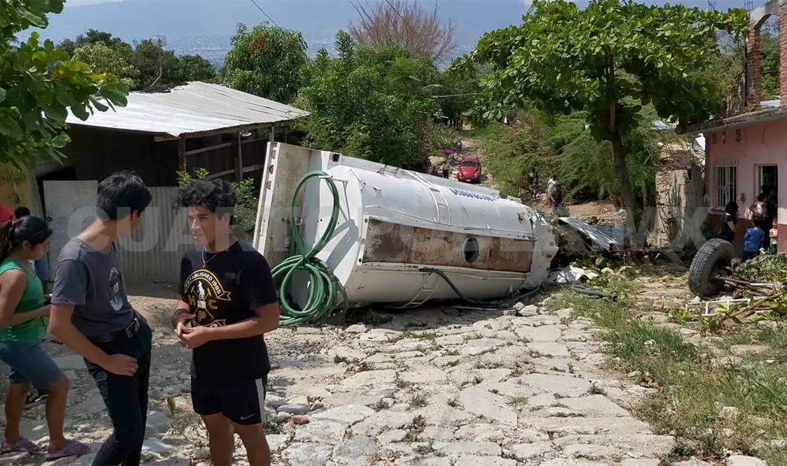 Aparatosa volcadura de pipa en Lomas del Oriente
