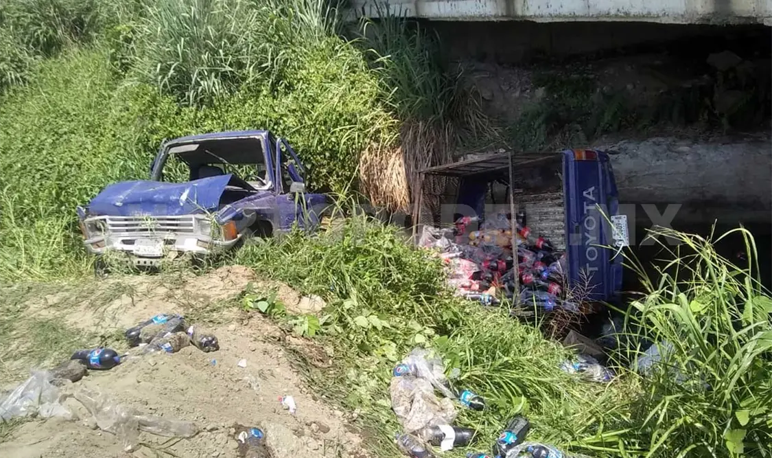Por evitar chocar cae de un puente