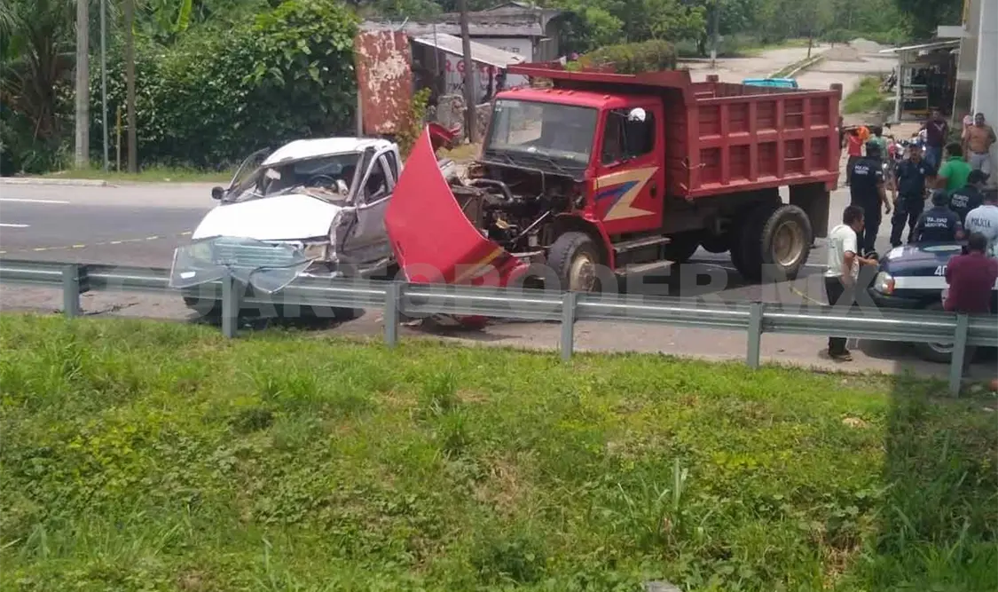 Un lesionado en choque de volteo y una camioneta