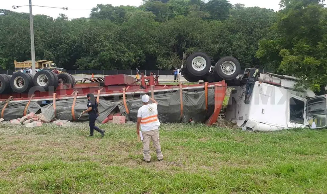 Chofer da “pestañazo” y termina volcando tráiler