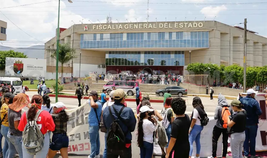 Padres exigen liberar a sus hijos; FGE los investigará