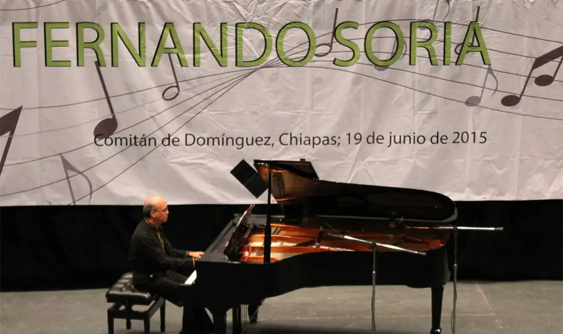El maestro Douglas Bringas es el autor del libro. Cortesía