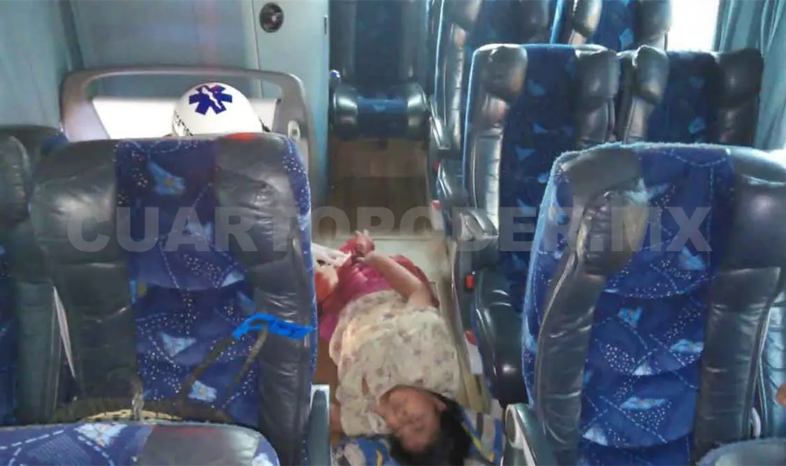 Se lesiona pasajera al caer en un autobús
