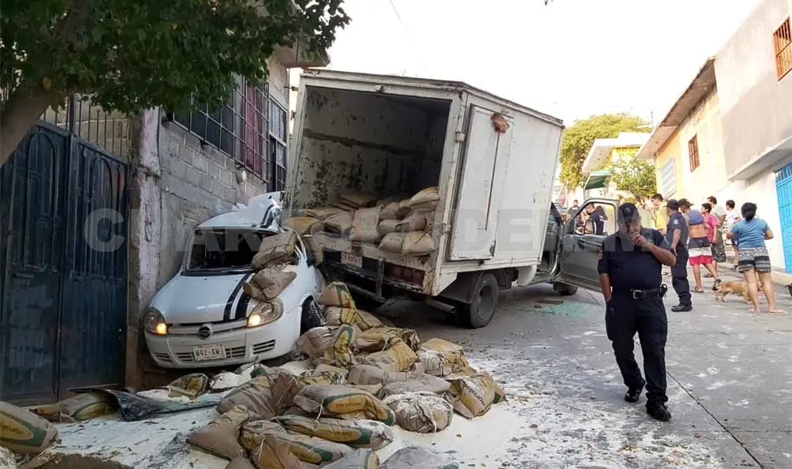 Camión retrocede en pendiente y causa destrozos