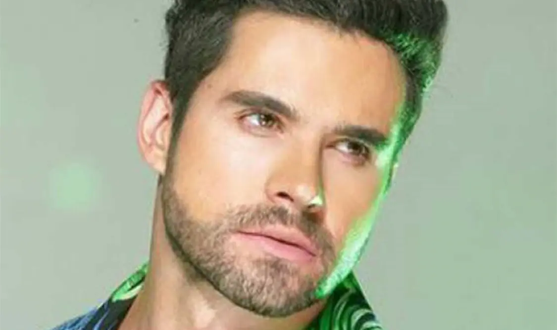 Eleazar Gómez trabaja en sesión de fotos
