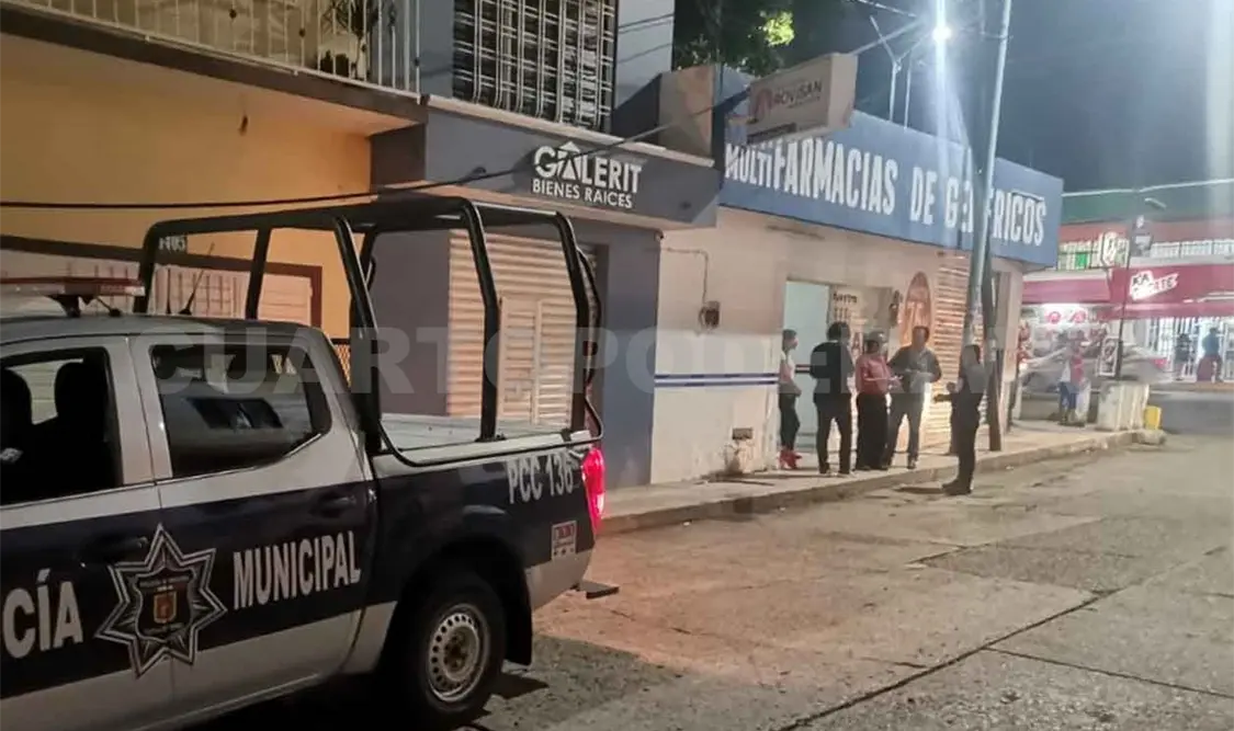 Atracan farmacia; se llevan una camioneta y efectivo