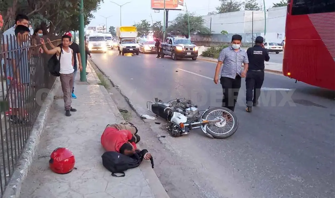 Motociclista se estrella en autobús y es hospitalizado