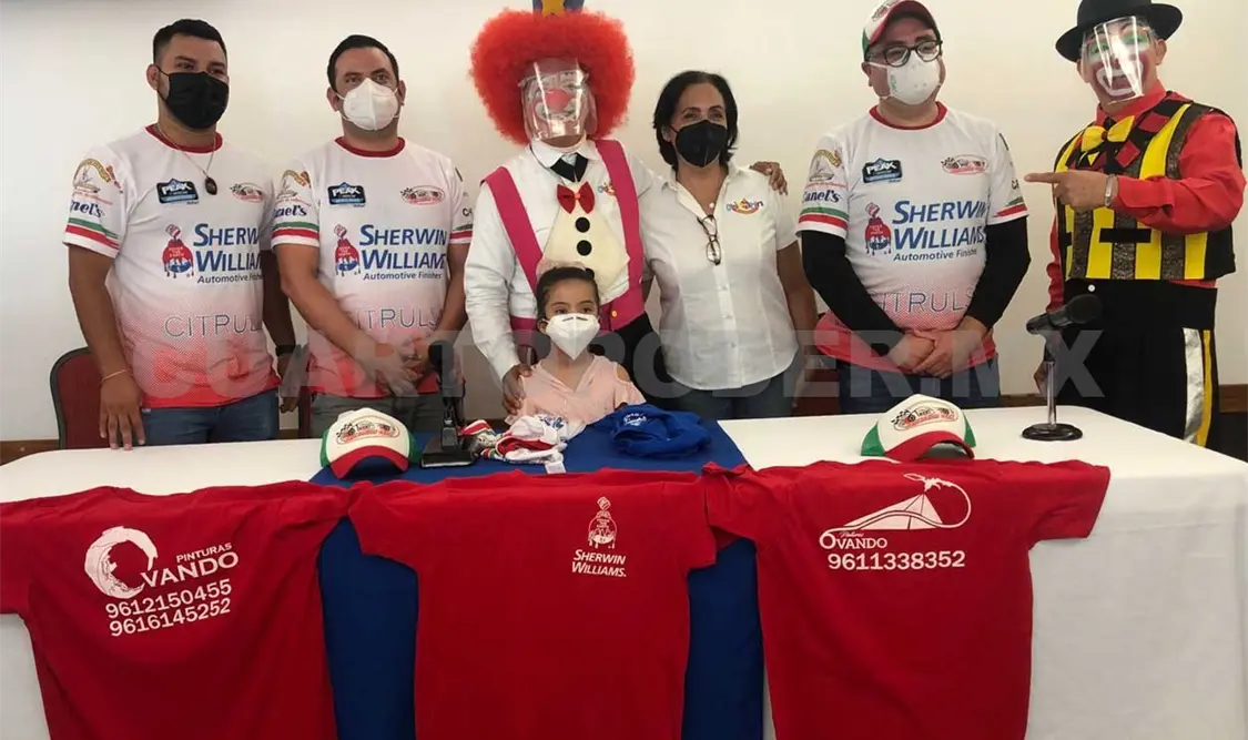 En la entrega del reconocimiento a Armando Osuna Bermúdez, mejor conocido como el payaso Chipotín. José Ortega / CP