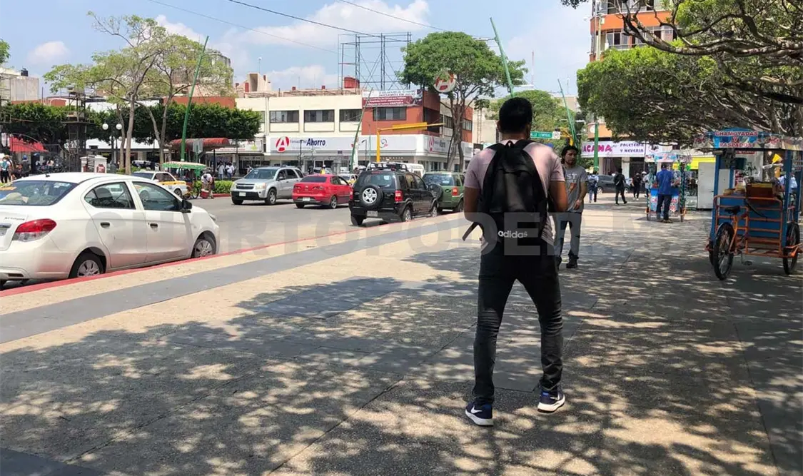 Los estudiantes realizaron la entrega de volantes en diversos puntos de Tuxtla Gutiérrez. José Ortega / CP