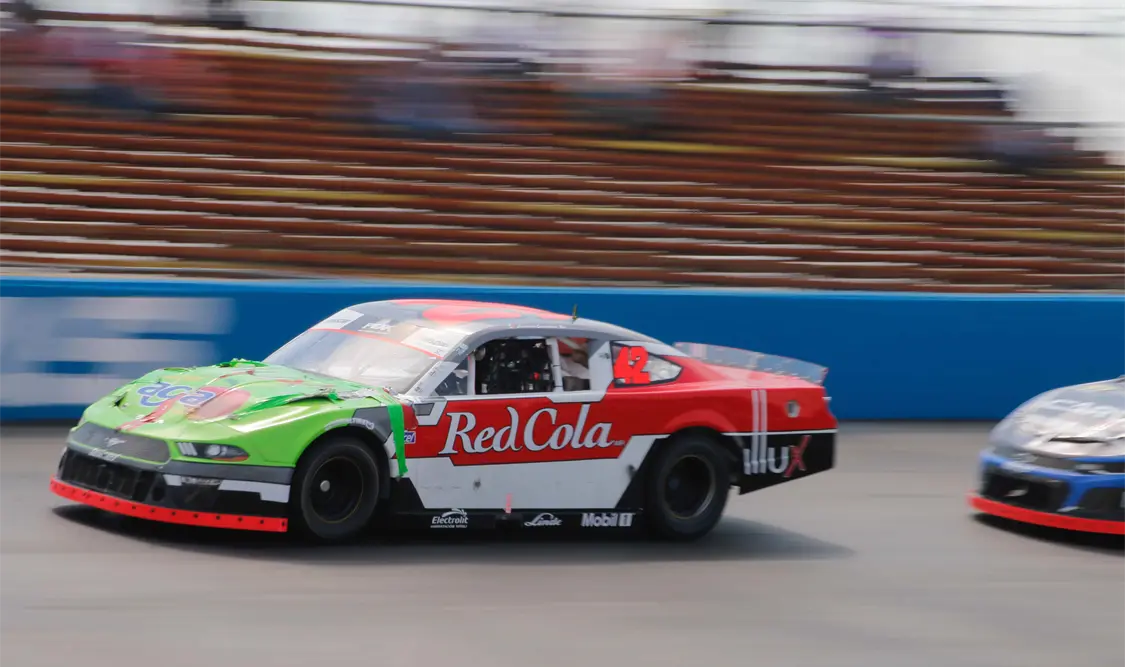La competencia de la Nascar Peak estuvo llena de percances y sufrió la baja definitiva de los favoritos Rubén Rovelo y Germán Quiroga, mientras que Salvador de Alba dio la sorpresa con la victoria. Diego Pérez/CP