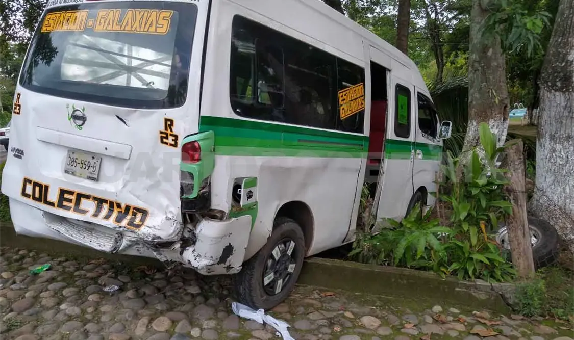 Dos lesionados en percance de combi