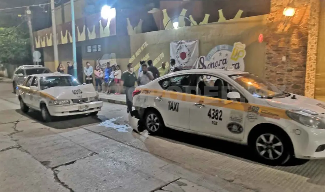 Encontronazo entre taxis salda con pasajero herido