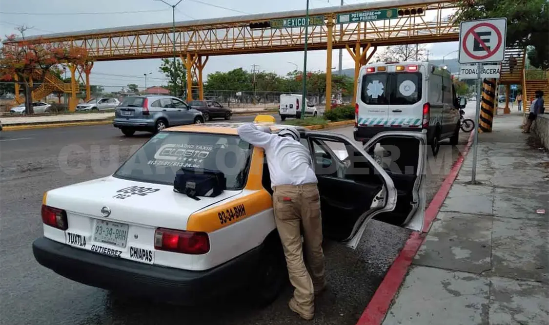 Dos lesionados en choque de taxi contra un particular
