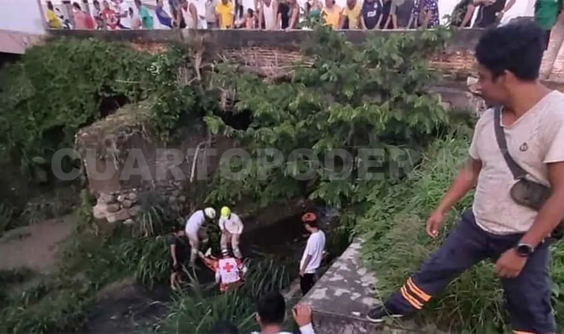 Mujer cae al río y resulta lesionada