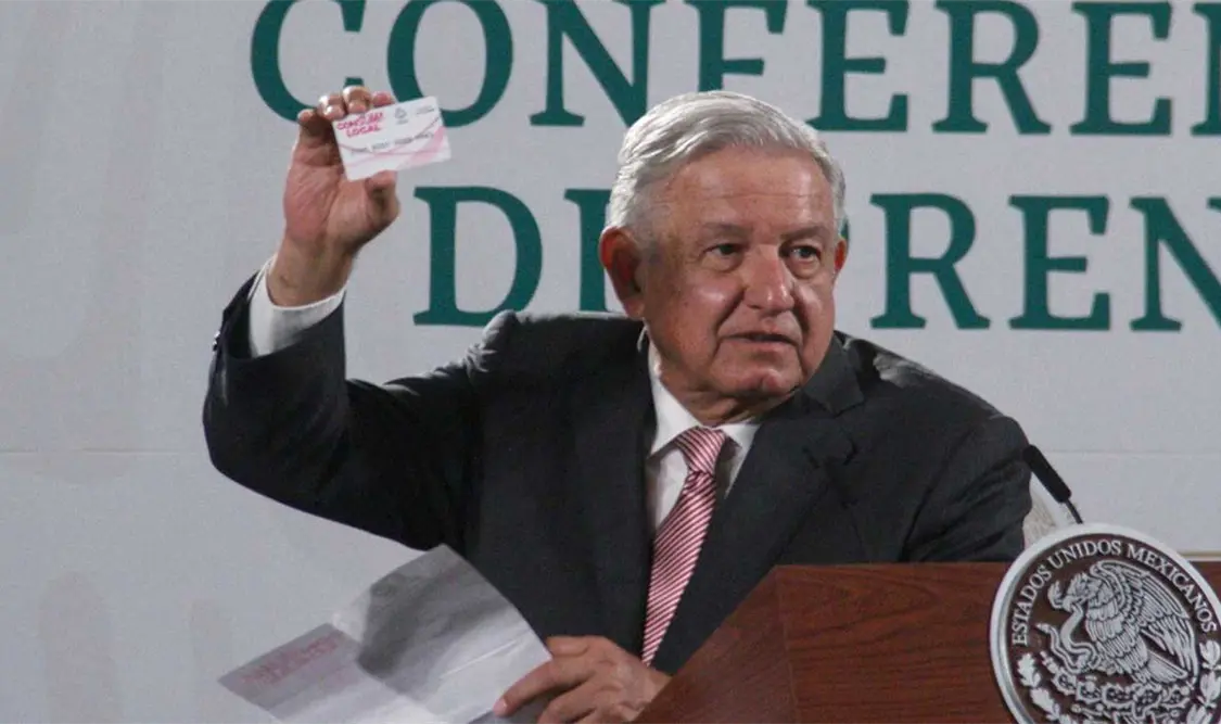 AMLO exhibe entrega de tarjetas