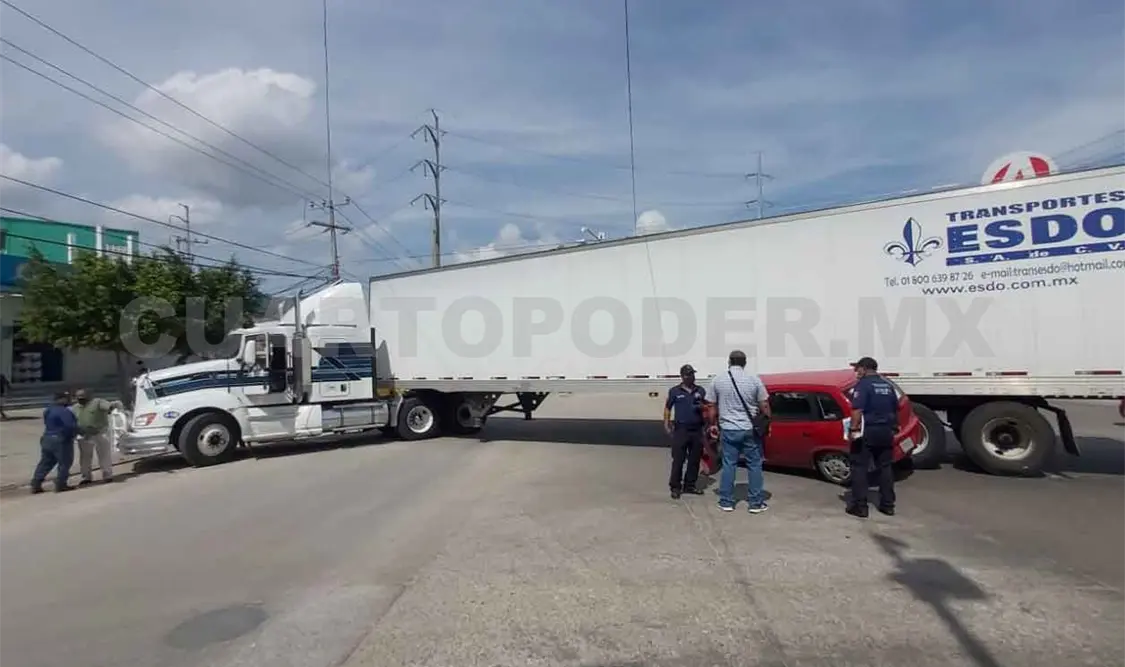 Acelerada quedó debajo de la caja de un tráiler