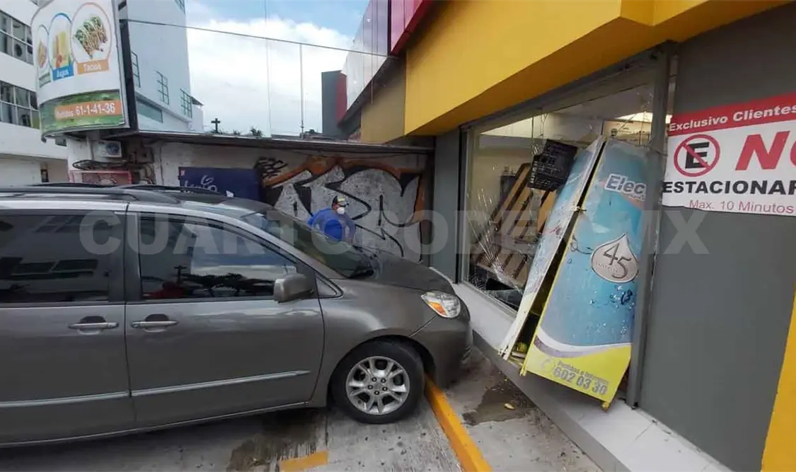 Camioneta se estrella en OXXO y causa destrozos