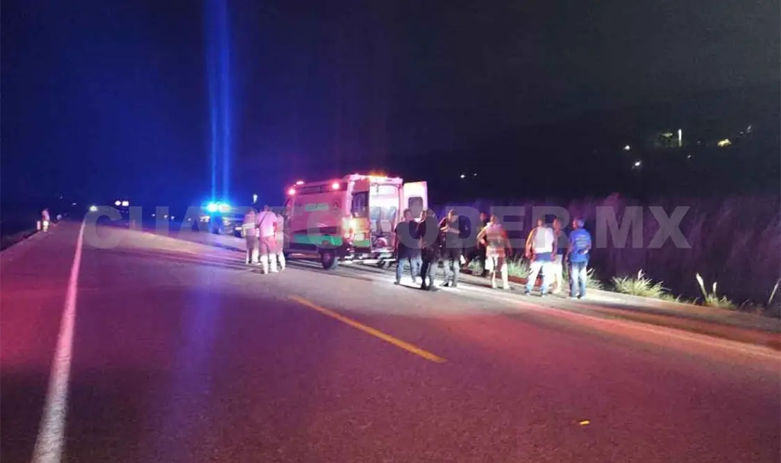 Auto “fantasma” arrolla a mujer frente a su hijo