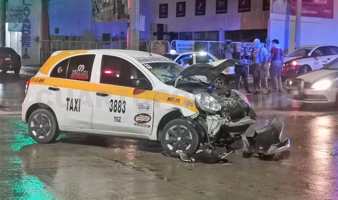Semaforazo entre taxi y particular causa destrozos