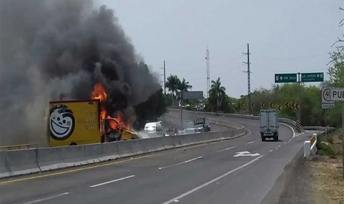 El CJNG le prendió fuego a los camiones que utilizan para estrangular la circulación. Twitter