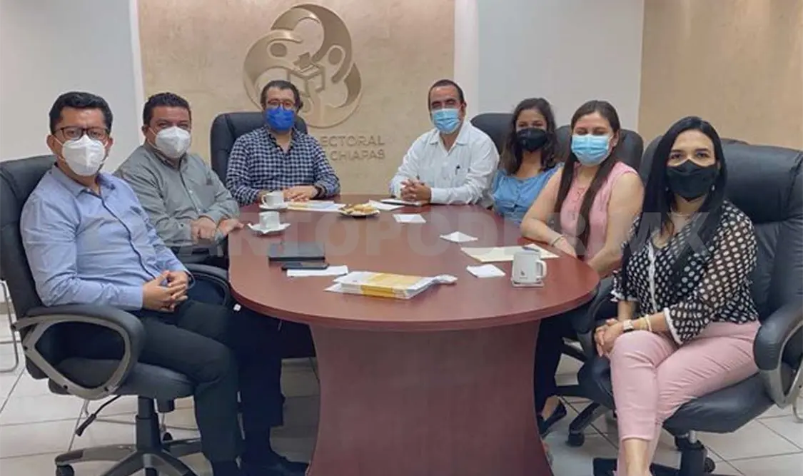 Reunión entre investigadores del Instituto de Investigaciones Jurídicas e integrantes del Pleno del Teech. Cortesía