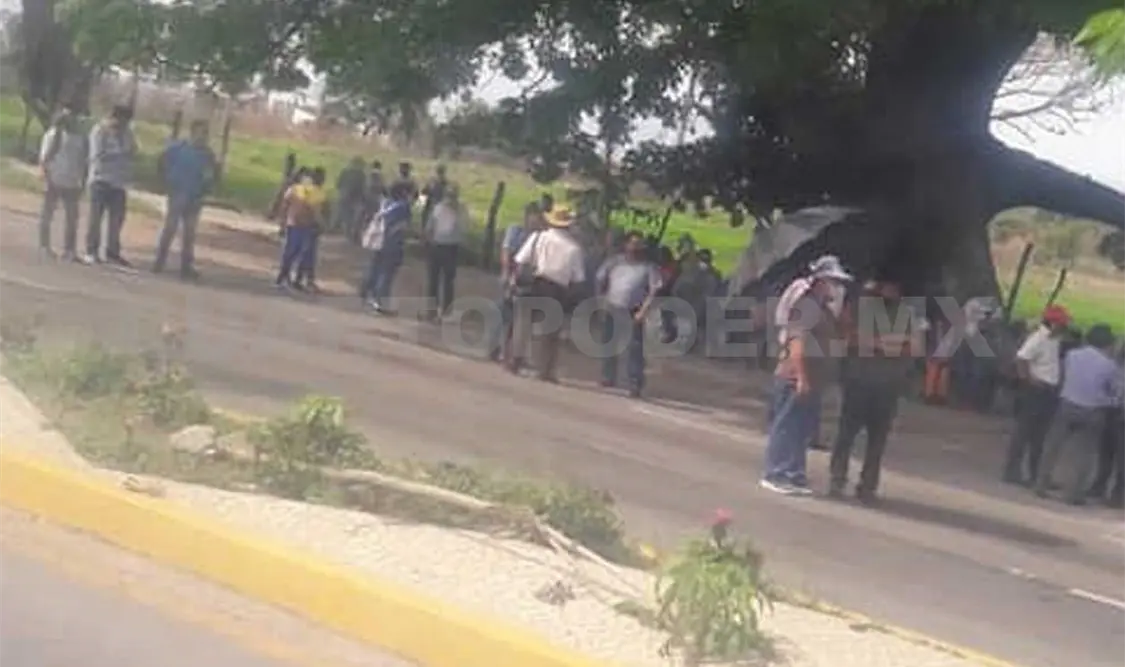 Se manifiestan para exigir la libertad de los normalistas en la carretera federal Arriaga-Tonalá. Noel Vázquez / CP