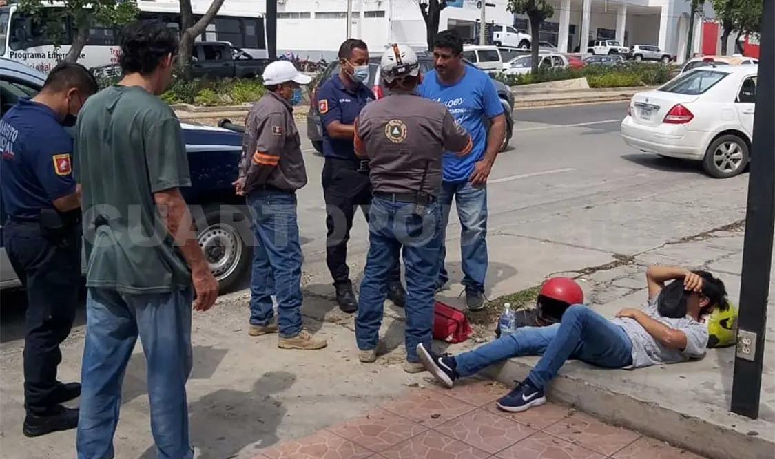 El motociclista y su acompañante quedaron lesionados al ser embestidos por un automóvil en un bulevar de la capital. Gonzalo Gonzaga / CP