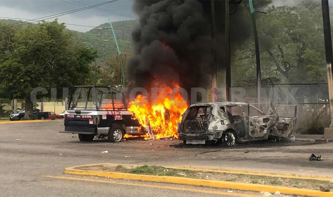 Antes de finalizar las protestas, los jóvenes destruyeron dos unidades de la policía. José Ortega / CP
