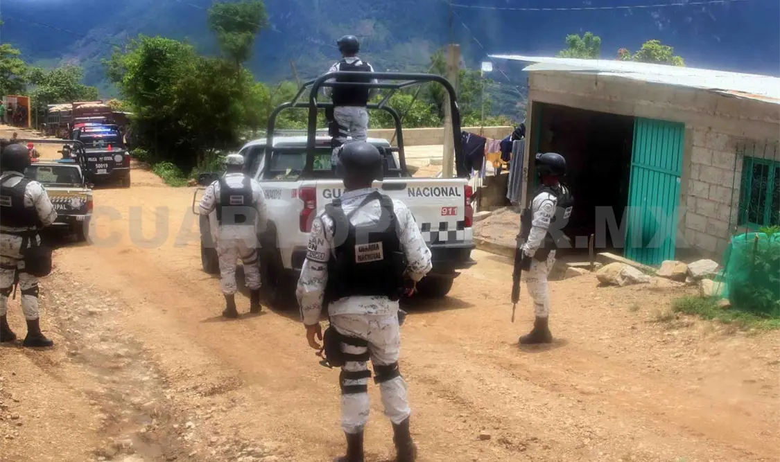 Afuera de la humilde vivienda los disparos de armas de grueso calibre retumbaban en las montañas provocando el miedo. El Universal