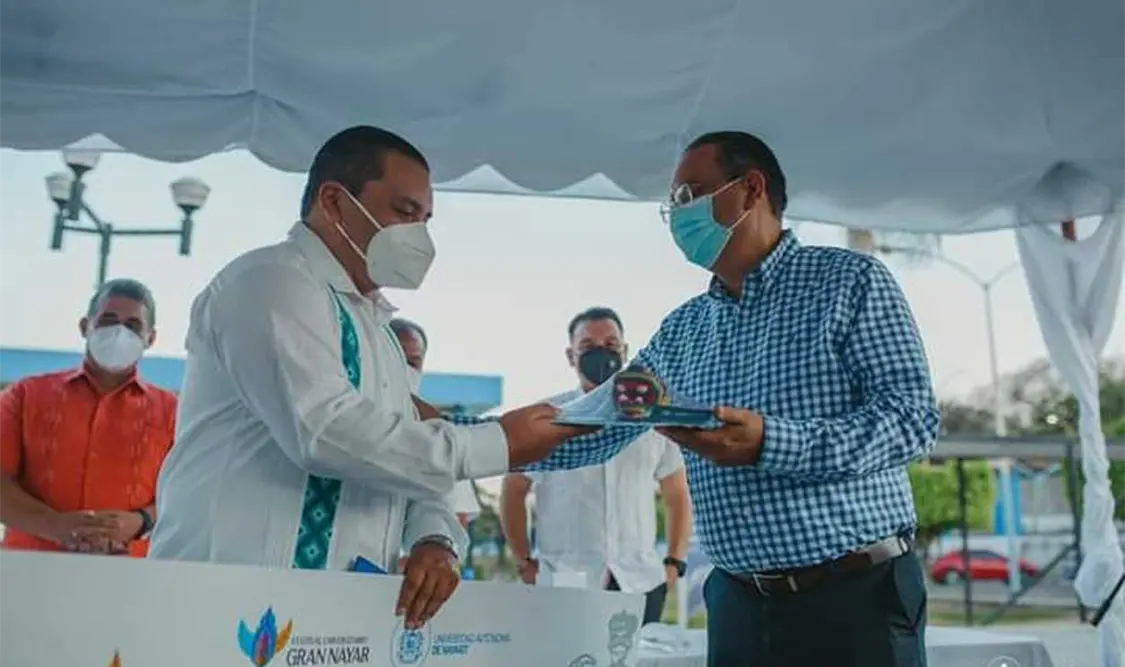 Rincón García recibe el premio Amado Nervo