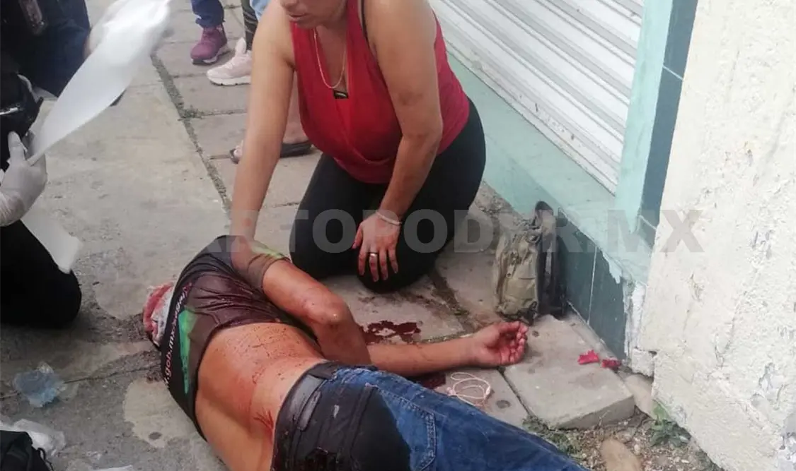 Tendido en la acera quedó Luis Jacobo “N”, quien presentaba heridas provocadas con una botella de cristal rota por su agresor. Gonzalo Gonzaga / CP