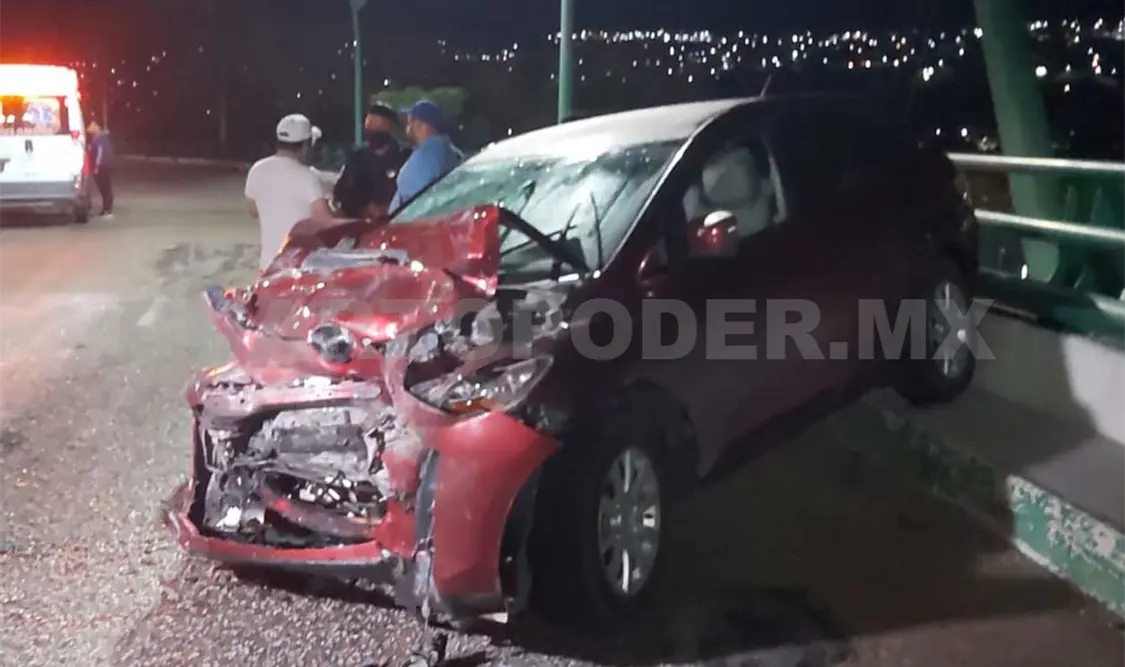 El automóvil se desplazaba en sentido contrario en la salida al oriente y se estrelló de frente contra una ambulancia. Ulises López / CP