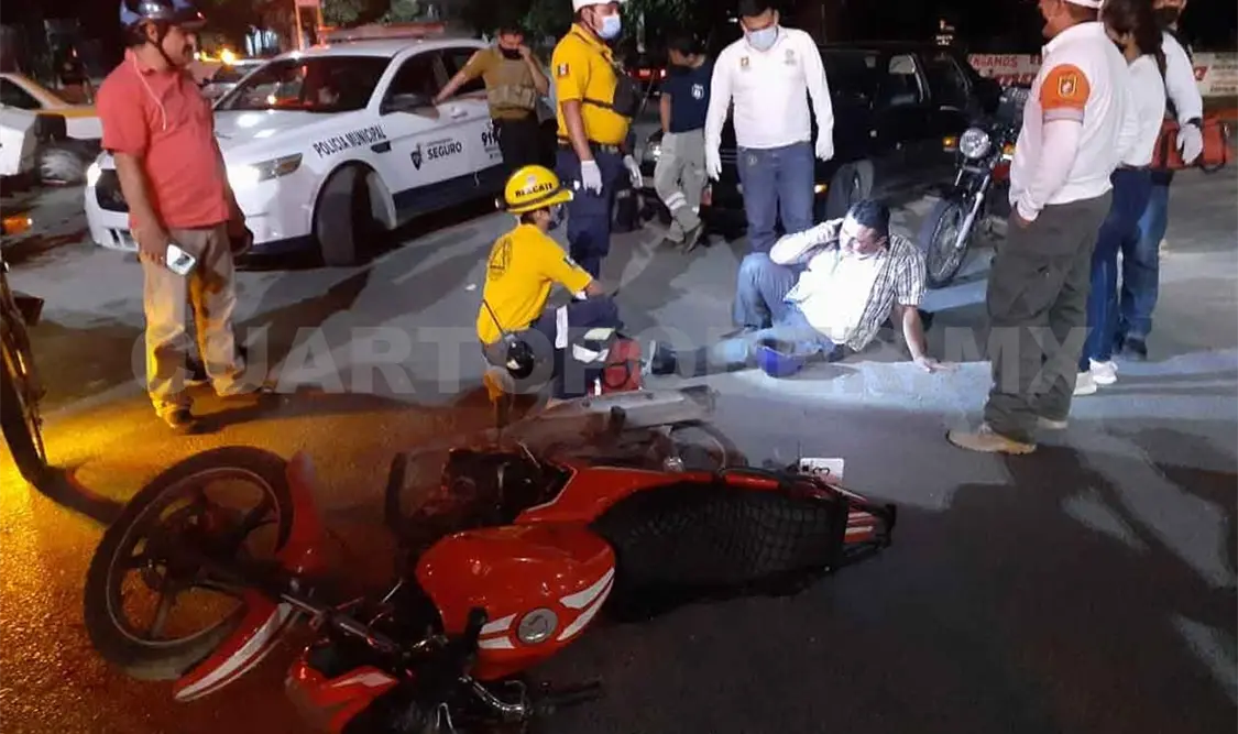 Derrapa motorista en la rampa frente al Planetario