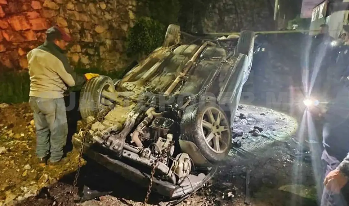 Vehículo cae a barranco; jóvenes resultan heridos