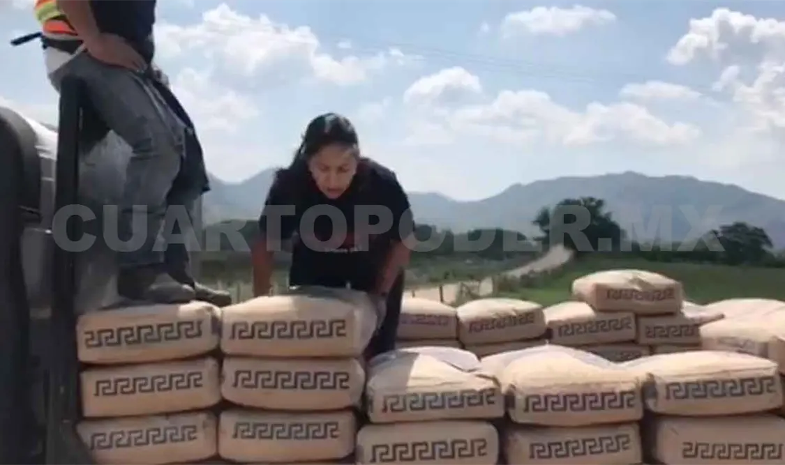 Candidata regala y destruye bolsas de cemento