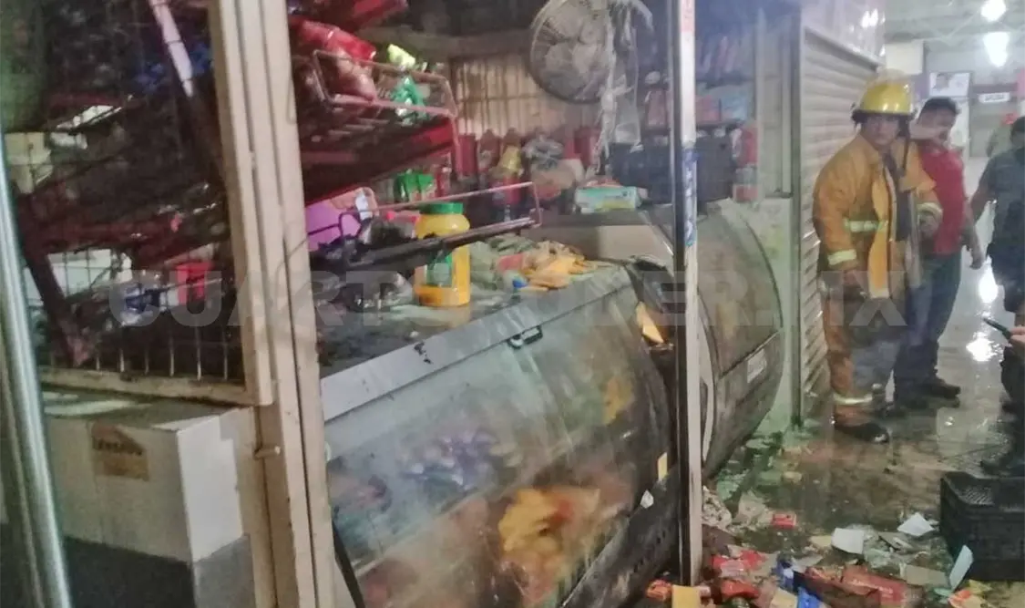 Se incendian locales en el mercado Juan Sabines