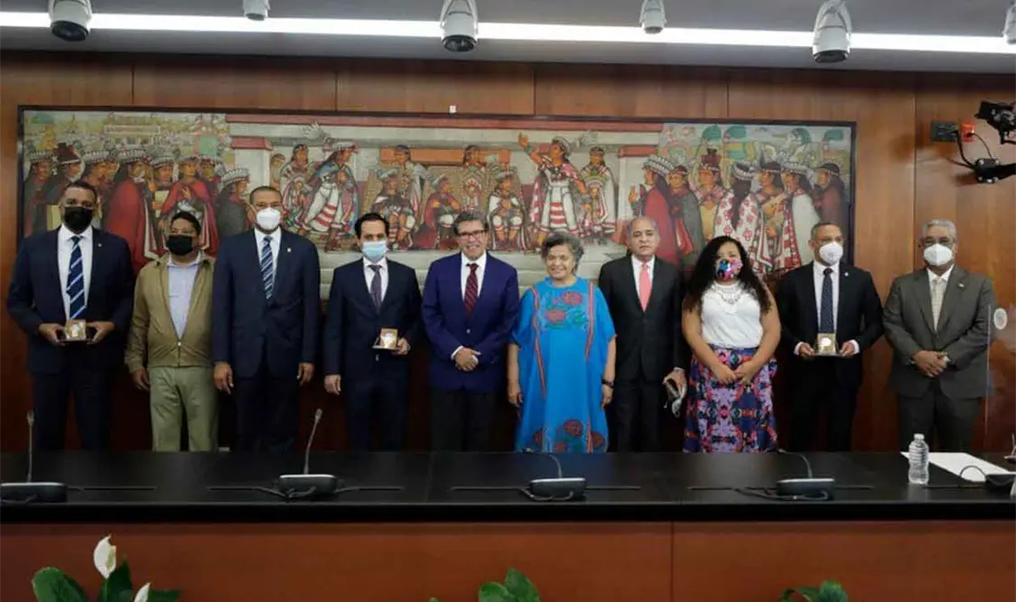 Senadores se reúnen con observadores