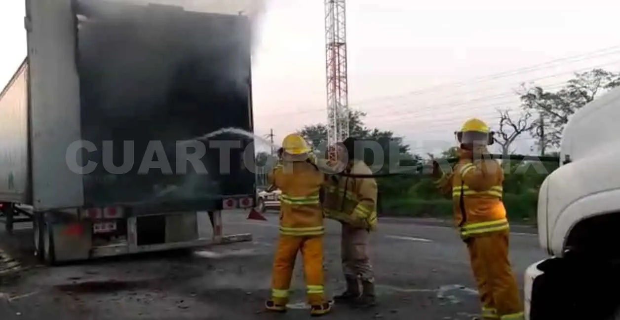 Se incendia tráiler ayer al amanecer