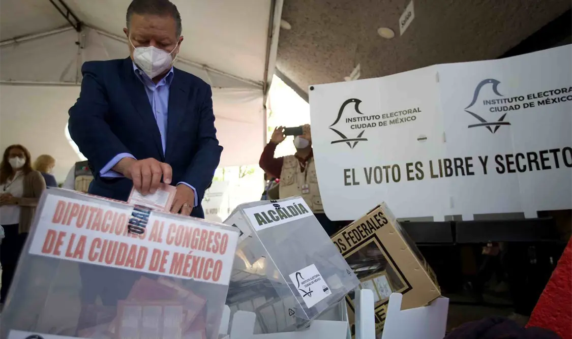 El ministro presidente hizo fila poco más de media hora para poder emitir su voto, como debe ser. El Universal