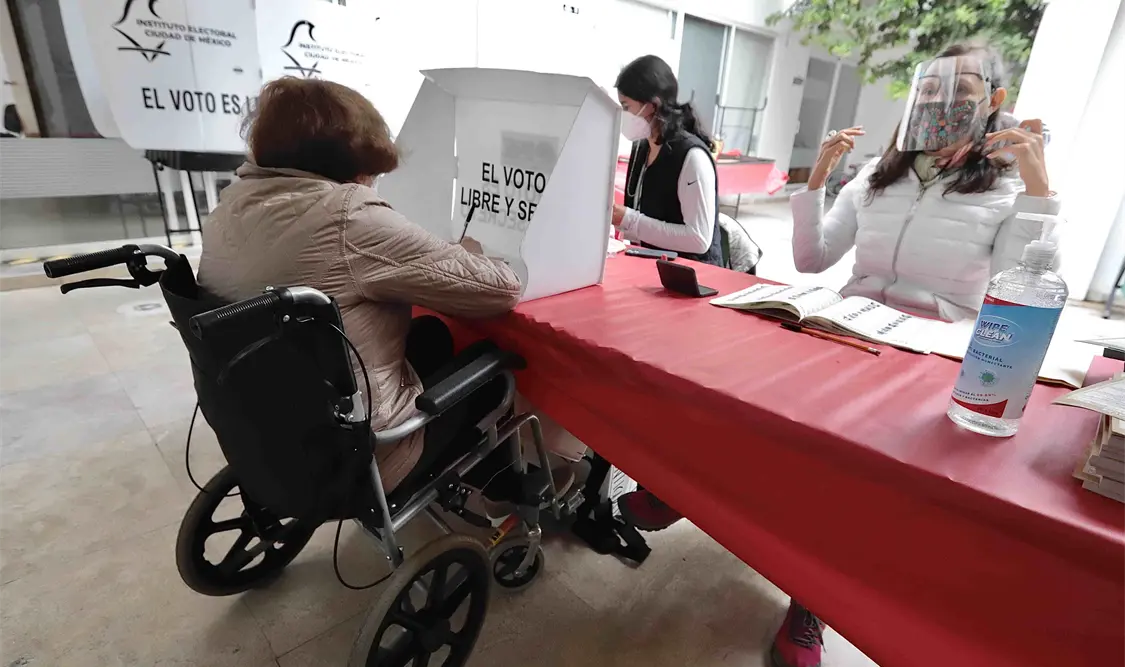 La jornada electoral cierra en medio de una trifulca que dejó dos personas heridas en una casilla del municipio de Valle de Chalco en el Estado de México, entidad en la que además se registraron agresiones con bombas de humo en casillas. El Universal
