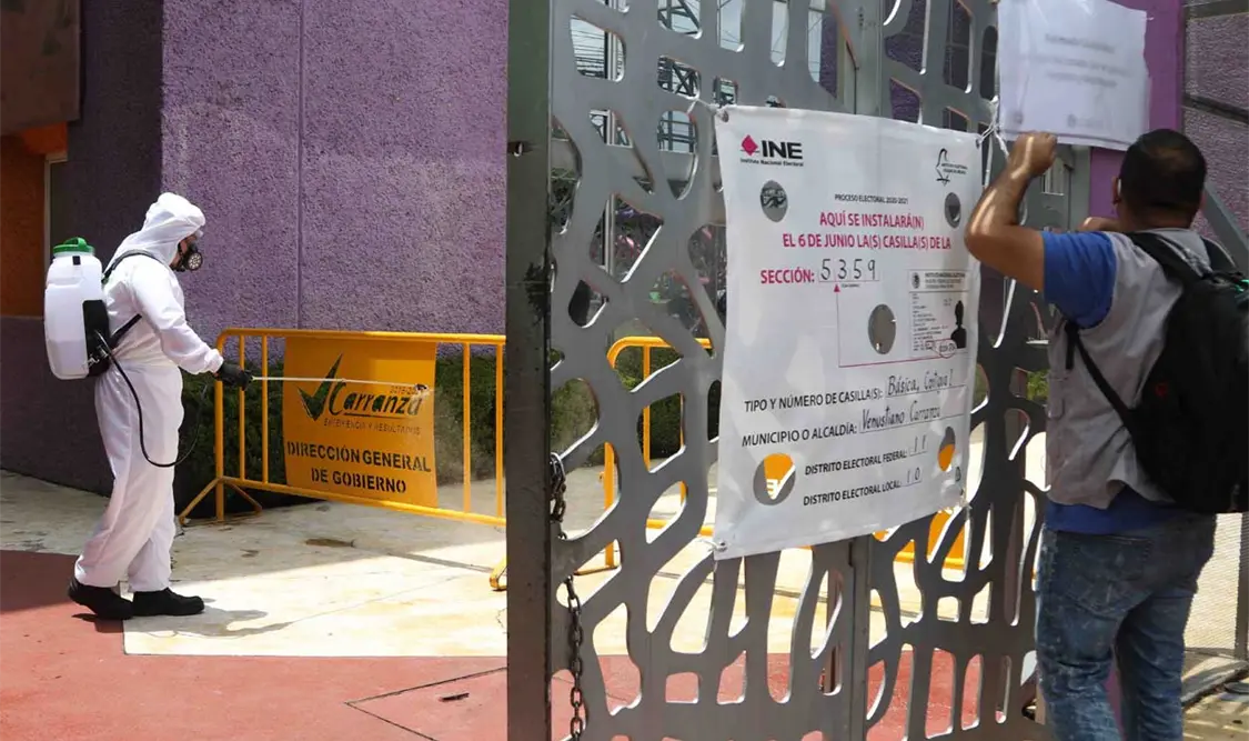 Mediante sanitización de casillas y boletas electorales, todo está listo para que hoy se lleve a cabo los comicios más grandes de la historia de México. El Universal